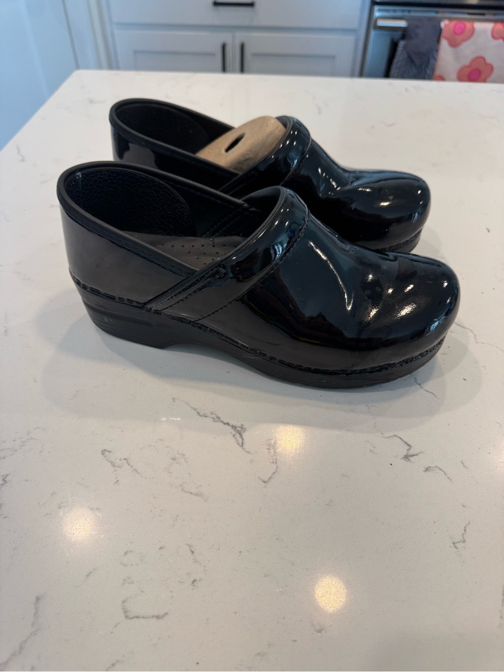 Dansko Professional Solid Black Leather Closed Clogs Shoes 40 Womens 9.5-10